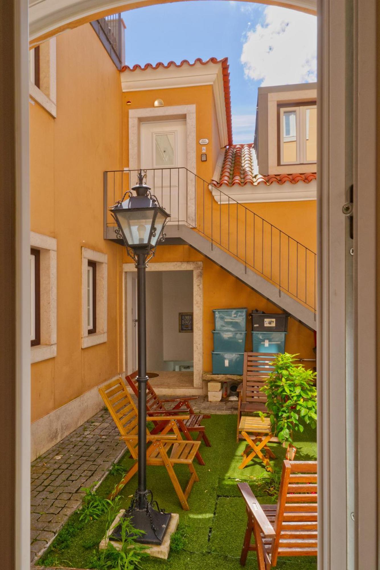 Homey Haven With A Rustic Charm Lissabon